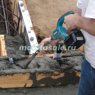 Аккумуляторный вибратор для бетона Makita DVR450Z
